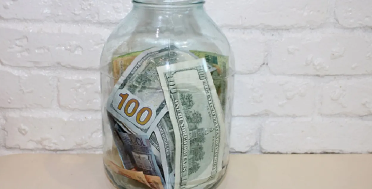 Мужчына трымаў грошы ў закатаных слоіках у гаражы. Слоікі скралі