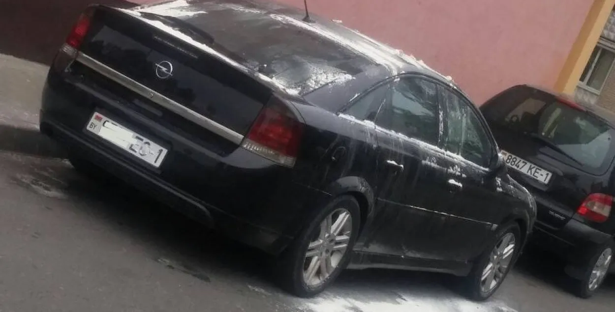 У Баранавічах Opel закідалі яйкамі, абсыпалі мукой, замазалі нумарны знак