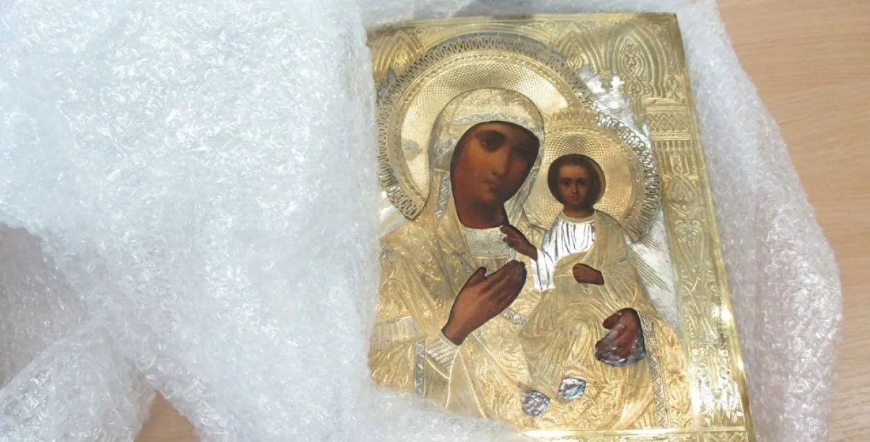 Беларускія мытнікі знайшлі ў паштовым адпраўленні з ЗША ікону (фота)