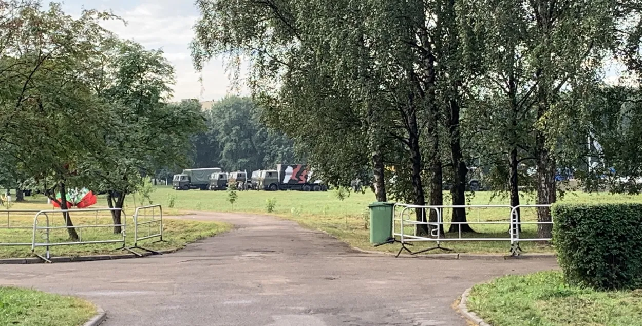 Парк Дружбы народаў у Мінску заняла вайсковая тэхніка