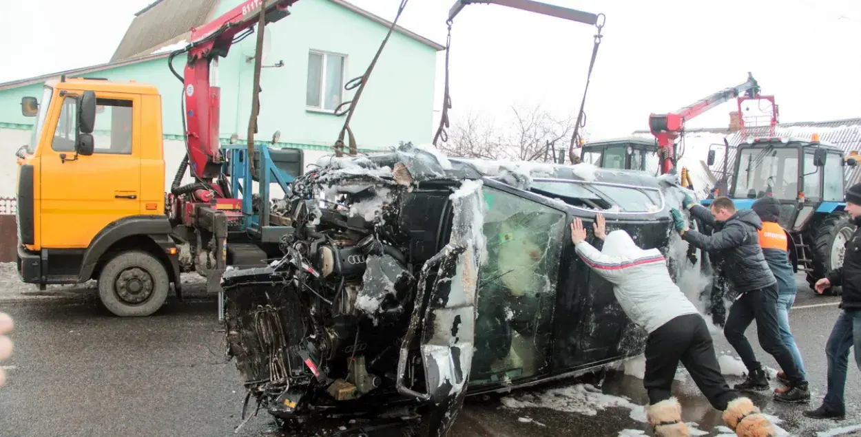 У Баранавічах "Аўдзі" знесла слуп, плот, перакулілася і спынілася ля дома. Фота