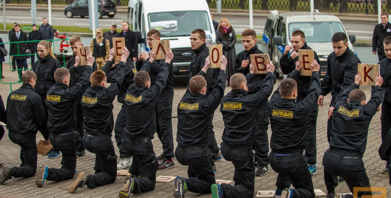 На выставе ў Мінску міліцыя раструшчыла двух "чалавек" (фота)