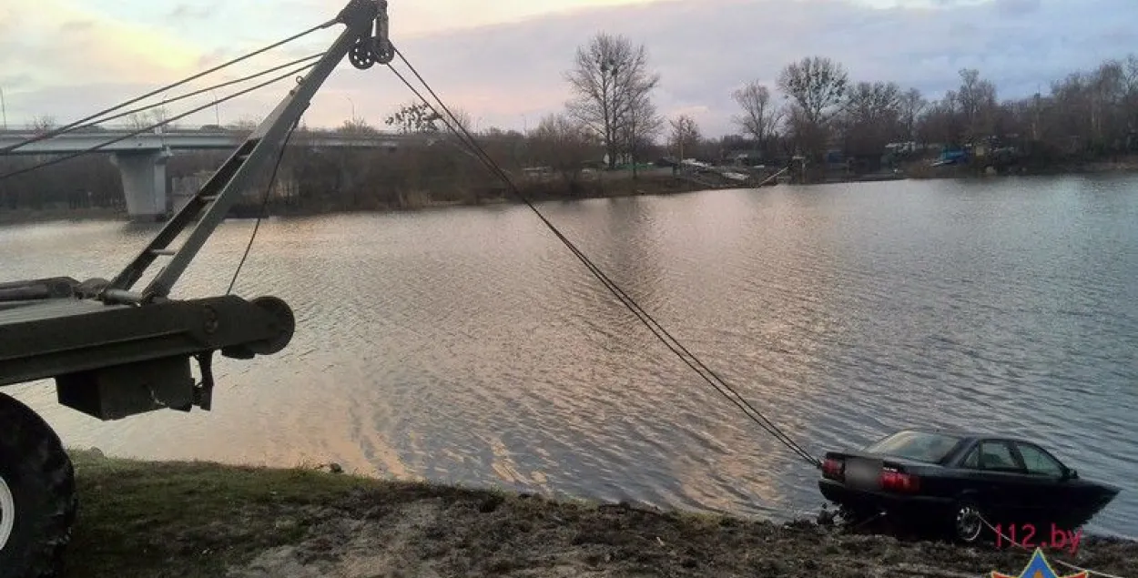 У Пінску ў рацэ Піна "вылоўлівалі" аўтамабіль (фота)