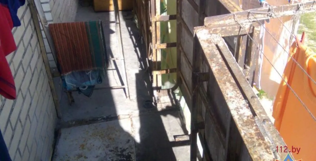 У Брэсце ратавальнікі вызвалілі дзіця, якое захрасла ў балконе (фота)