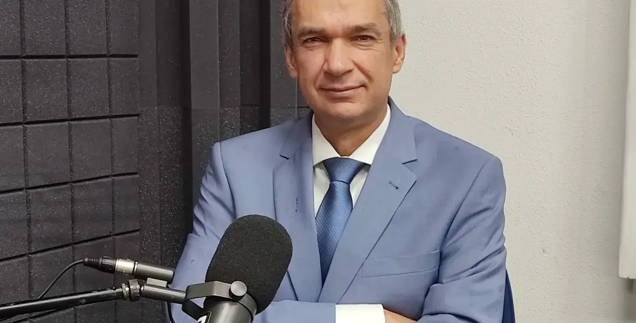 Выдавать собственные паспорта. Латушко об угрозе лишать белорусов гражданства