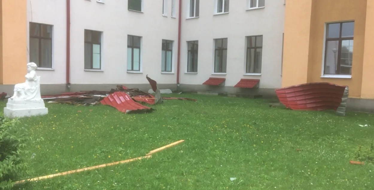 У Горках моцны вецер пашкодзіў дах раённай бальніцы (фота)