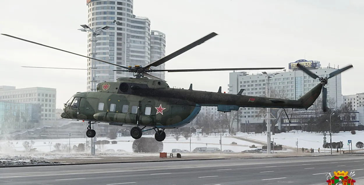 У цэнтры Мінска здзейсніў пасадку верталёт Мі-8