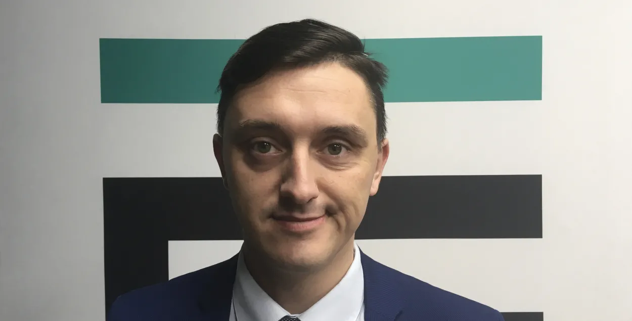 Дошка Васілю Быкаву і перапахаванне Змітрака Бядулі — калі чакаць?