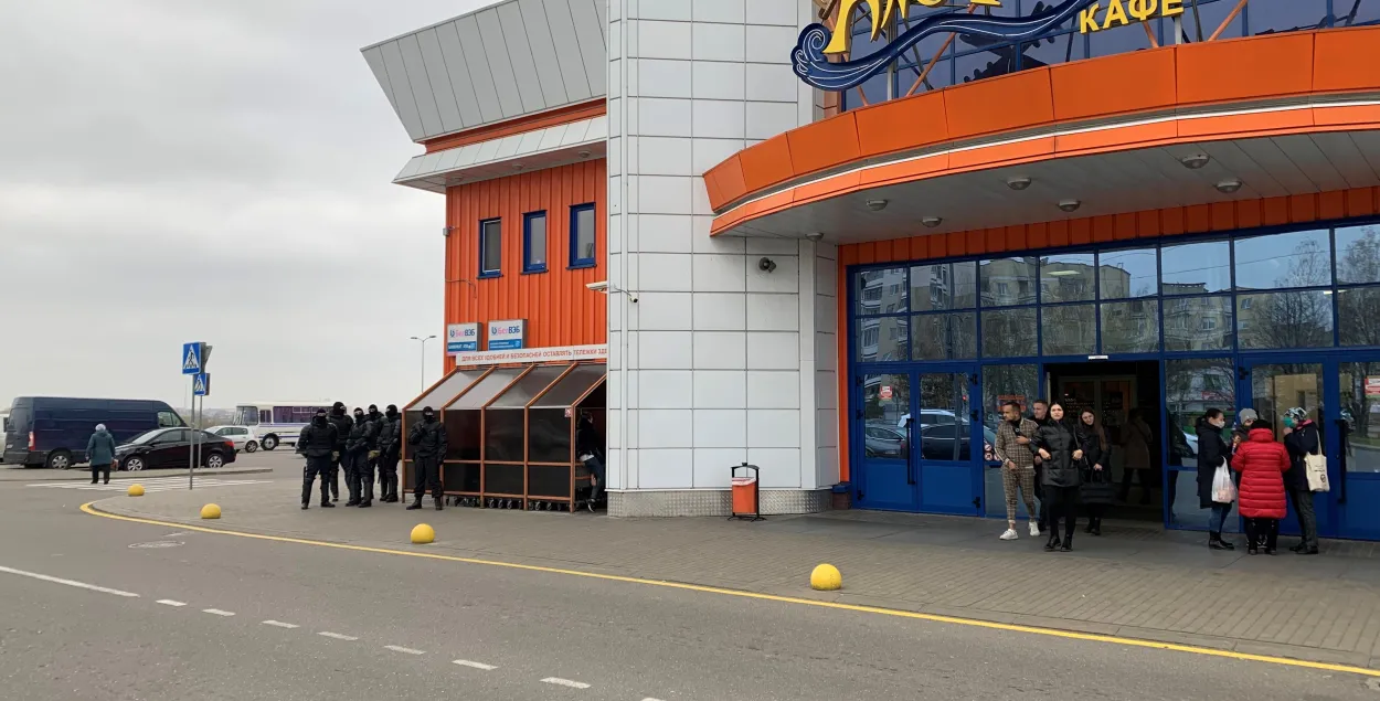 Милиции больше, чем протестующих, и все друг друга знают: митинги в Барановичах