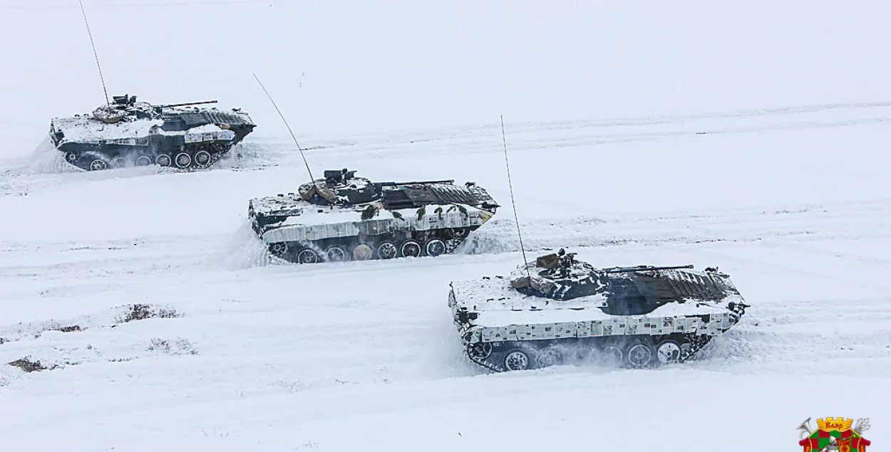Фотафакт: беларускую бронетэхніку маскіруюць з дапамогай газет