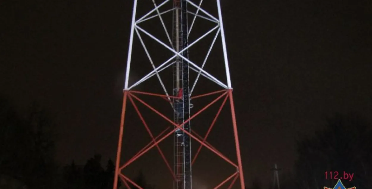 З'явіліся здымкі, як ратавальнікі здымалі дзяўчынку з вежы сотавай сувязі