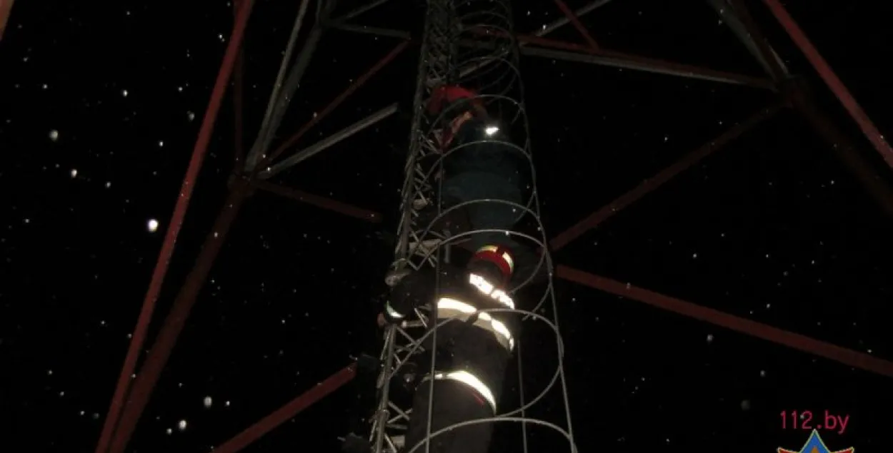 У Мінскім раёне ратавальнікі знялі дзяўчынку з вышыні 45 метраў (фота)