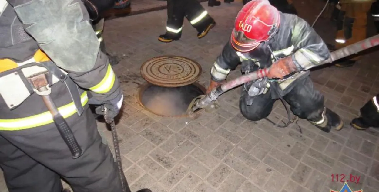 Пажар у кабельным калектары на Нямізе ўзнік з-за кароткага замыкання (фота)