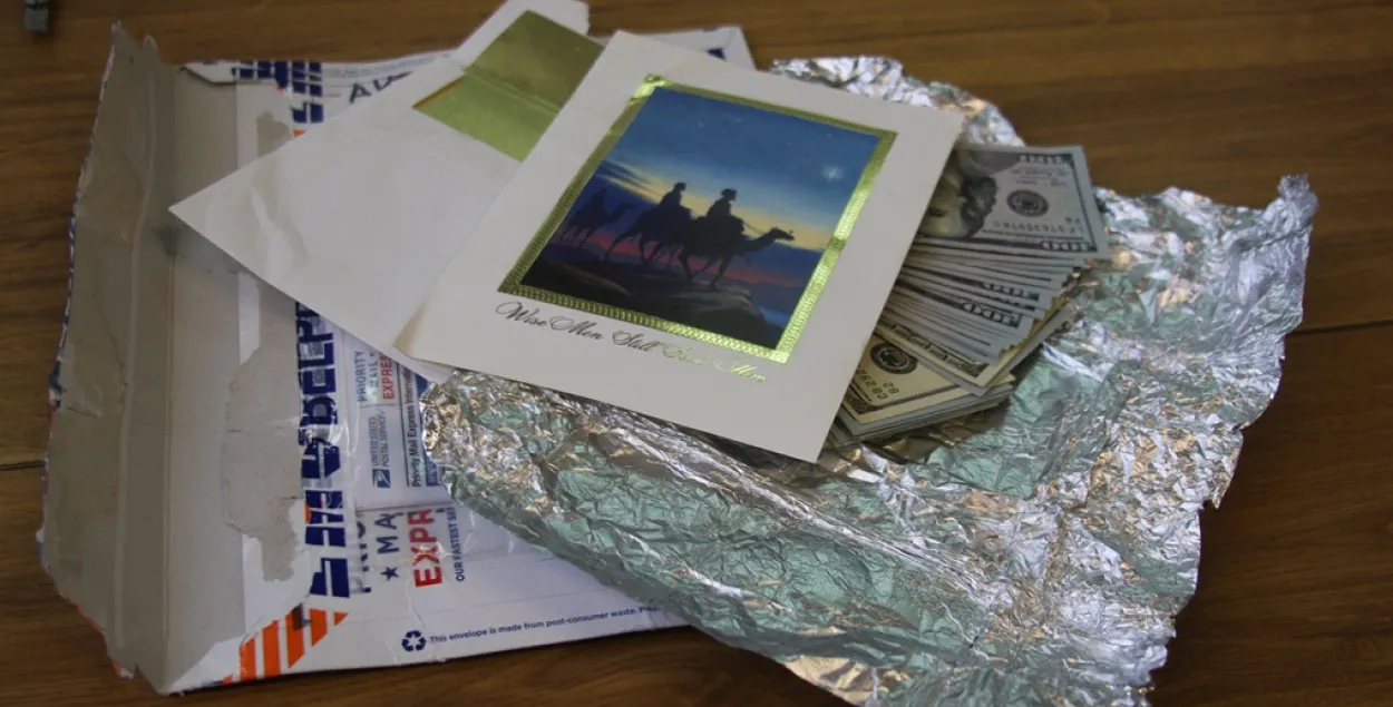 Мытнікі знайшлі ў лісце $5 тысяч, якія з ЗША прыслалі беларусу на Каляды