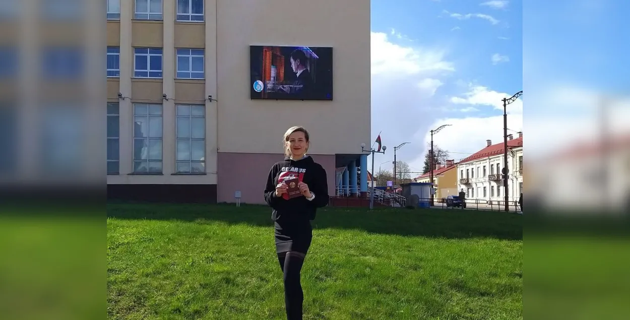 Любоў Сарлай з працоўнай каля гродзенскага філіяла РУП "Белпошта" / instagram.com/lubashasarlai