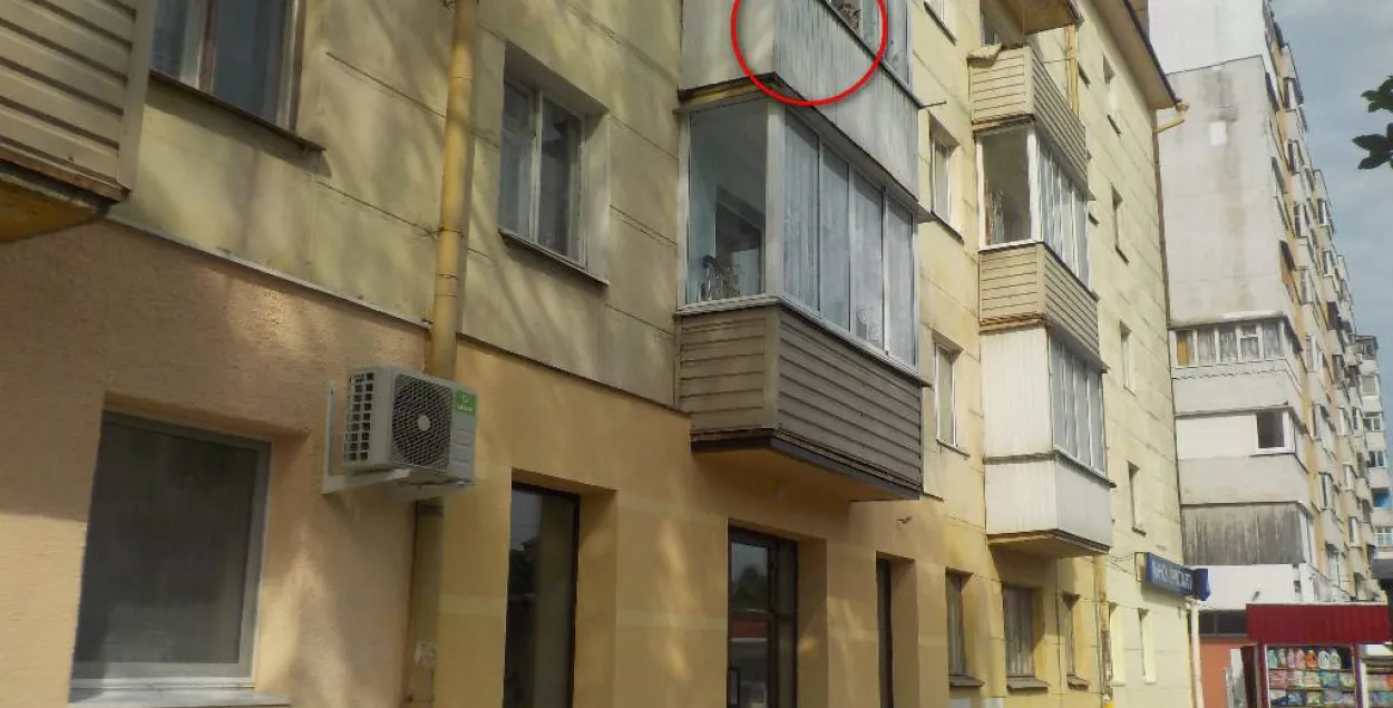 У Бабруйску дзяўчынка спускалася з балкона трэцяга паверха (фота)