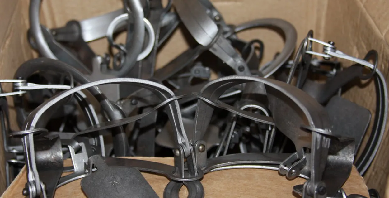 Украінец ехаў у Беларусь са 167 металічнымі капканамі (фота)