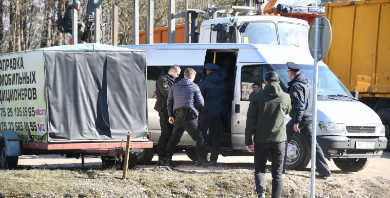 У Мінску пачалі вызваляць затрыманых абаронцаў Курапатаў