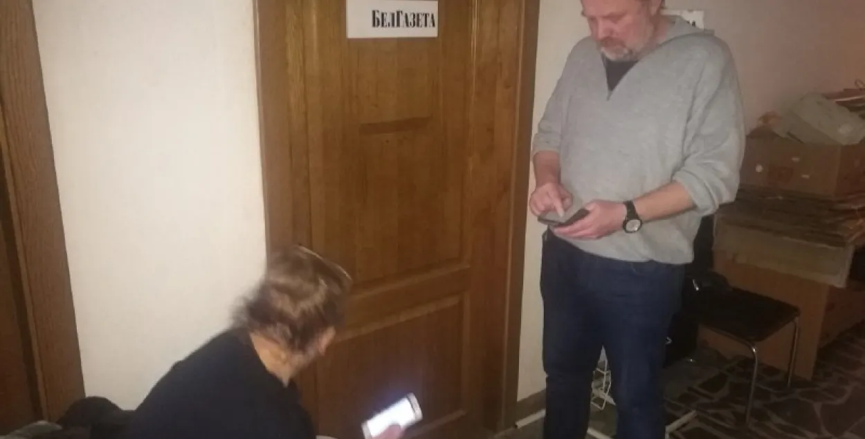 Супрацоўнікі "БелГазеты" не могуць трапіць у рэдакцыю (фотафакт)