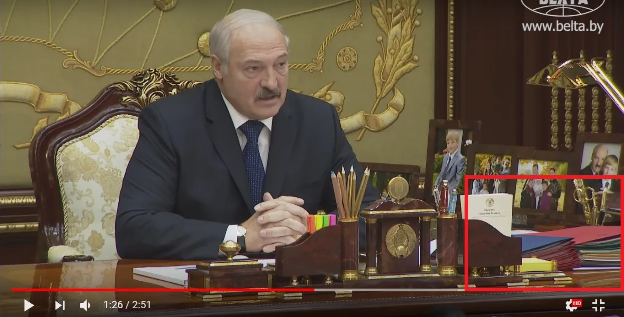 Эканамічныя дакументы ляжаць на стале Лукашэнкі на самым галоўным месцы — побач з сямейнымі фотаздымкамі.