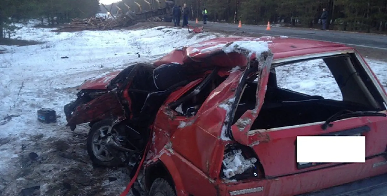 Жахлівая аварыя пад Івацэвічамі: Гружаны лесам прычэп змяў легкавік (фота)