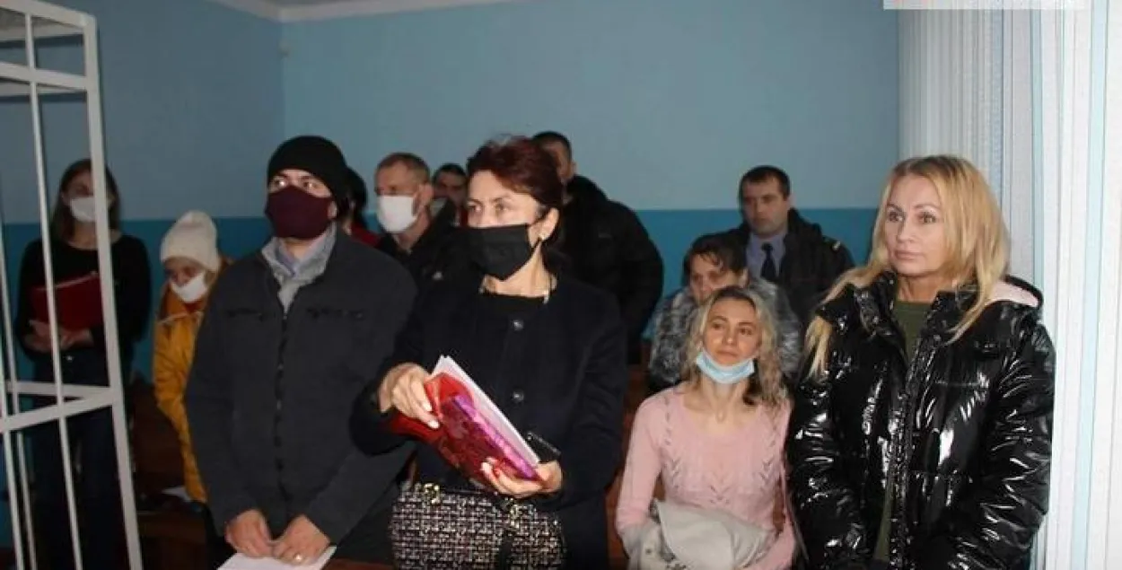 Настаўніцу судзілі за прагулку з БЧБ парасонам, а сведкам быў былы вучань