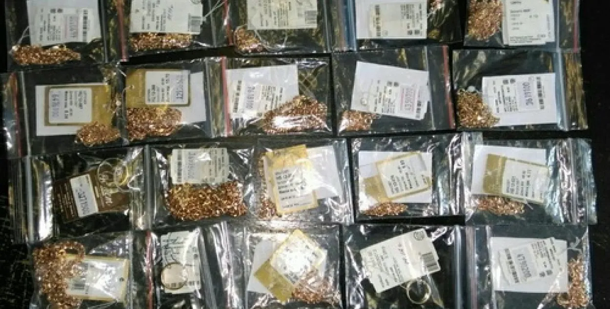 У Мінску прадавец падмяніла залатыя ўпрыгажэнні на пазалоту