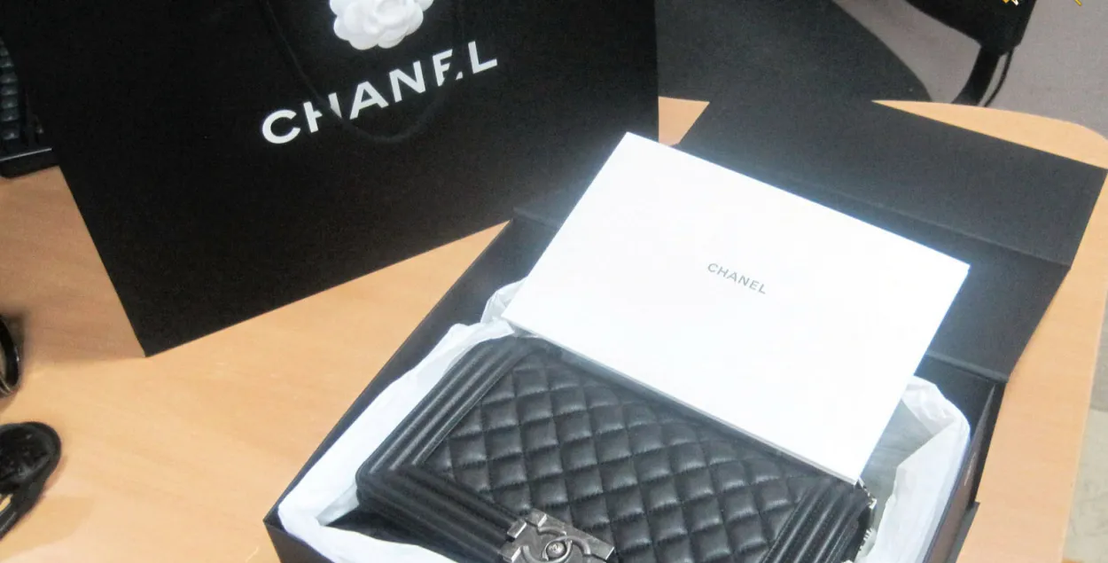 Мытнікі забралі ў беларускі сумку “Chanel” за амаль 4 тысячы еўра (фота)