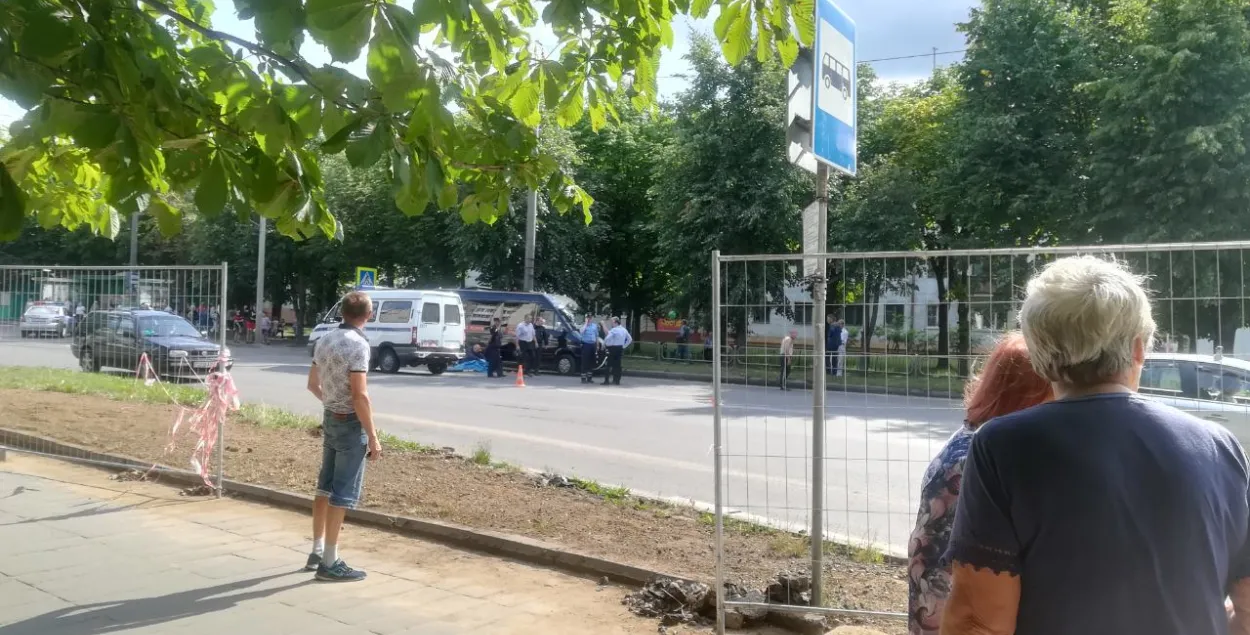У Баранавічах мікрааўтобус збіў жанчыну з дачкой, дзяўчынка загінула