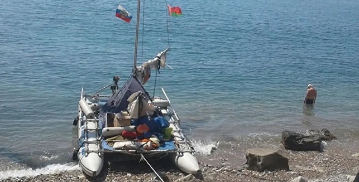 Каля Крыма выратавалі катамаран з пяццю беларускімі турыстамі