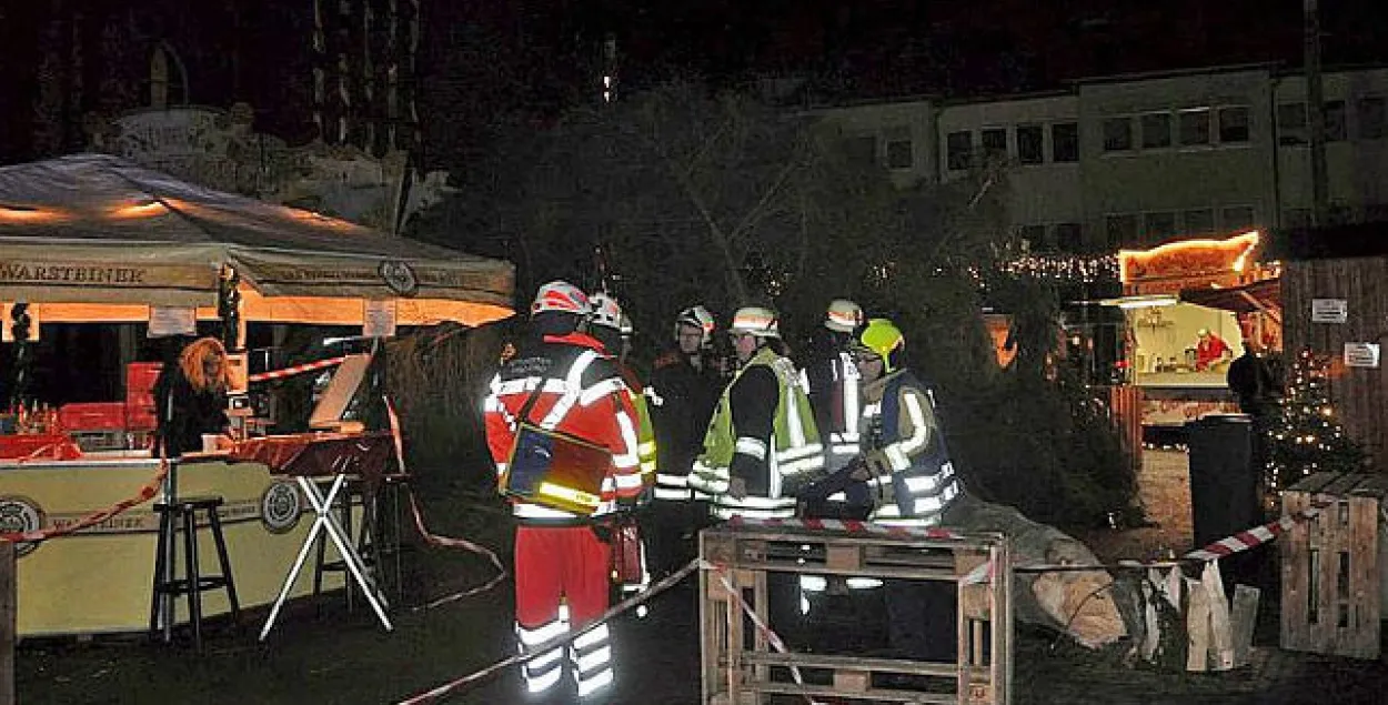 На плошчы ў Германіі на людзей павалілася калядная ялінка