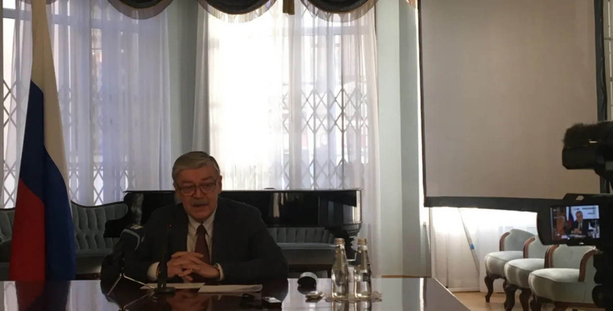 Евгений Лукьянов и российский флаг / Из архива lv.baltnews.com