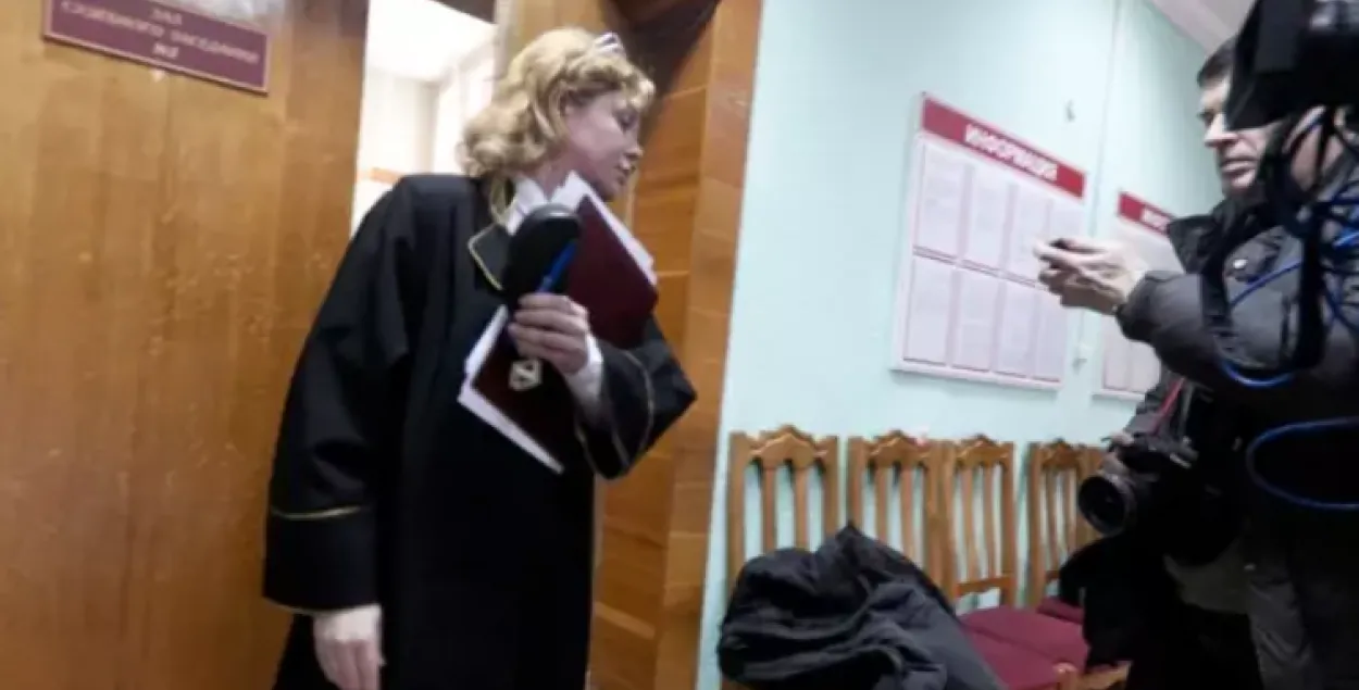 10 сутак за бел-чырвона-белую штору ў кватэры на 16-м паверсе