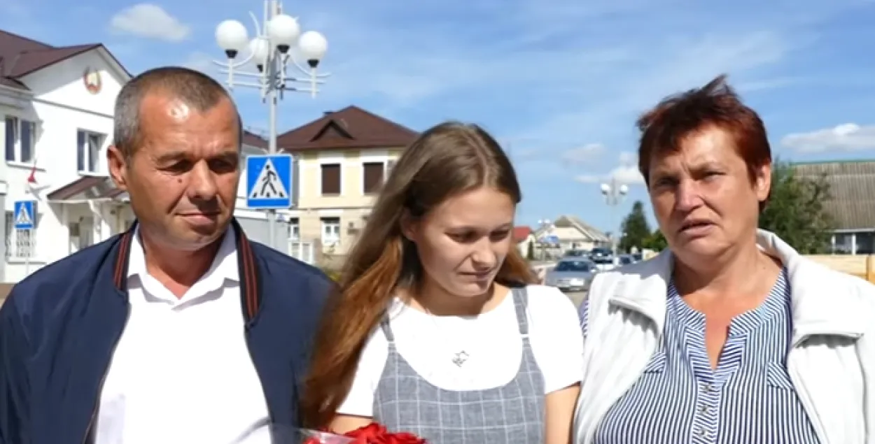 Юлия с родителями / Скриншот с видео МВД​