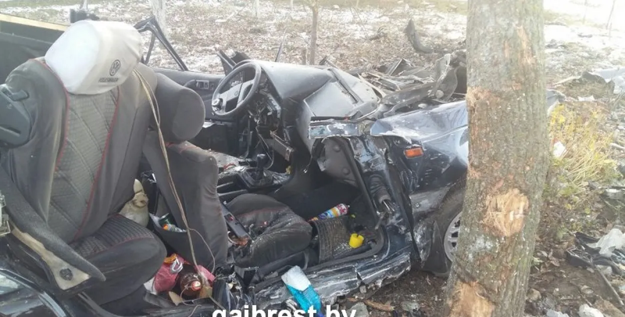 У Камянецкім раёне аўтамабіль падчас абгону сутыкнуўся з дрэвам, двое загінулых