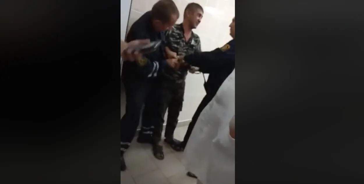 На пінчука, які біўся з даішнікам, у лякарні надзелі кайданкі (відэа)
