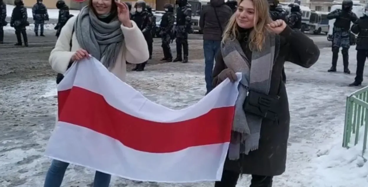 Затрыманыя дзяўчыны з БЧБ-сцягам / скрыншот РИА Новости