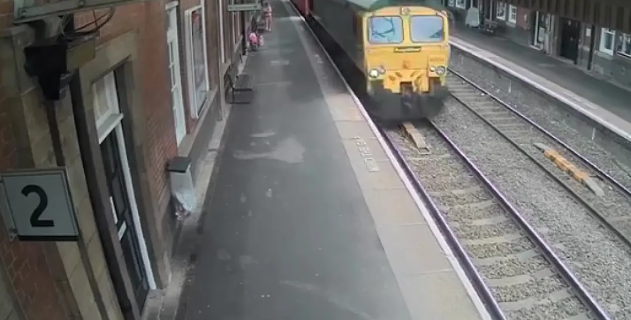 У Вялікабрытаніі дзіцячая каляска разбілася аб грузавы цягнік (відэа)