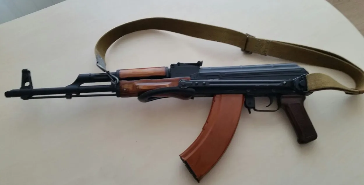 "Наша Ніва": Вайскоўцы з міліцыянтам гандлявалі аўтаматамі і гранатамі