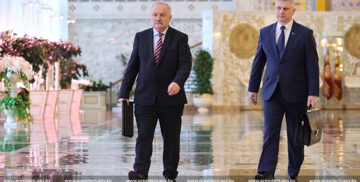 Кіраўнік Нацбанка Павел Калаур (злева) сёння з дакладам у Аляксандра Лукашэнкі / president.gov.by