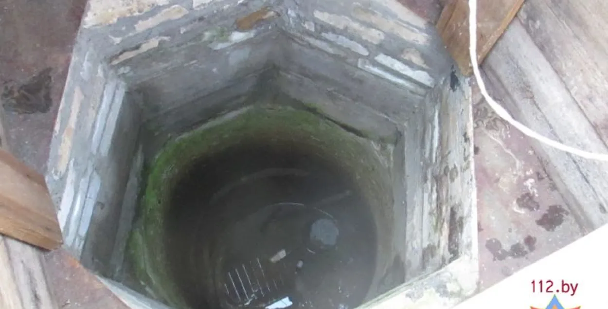 Цуд у Клецкім раёне: мужчына праваліўся ў 15-метровы калодзеж і не пацярпеў