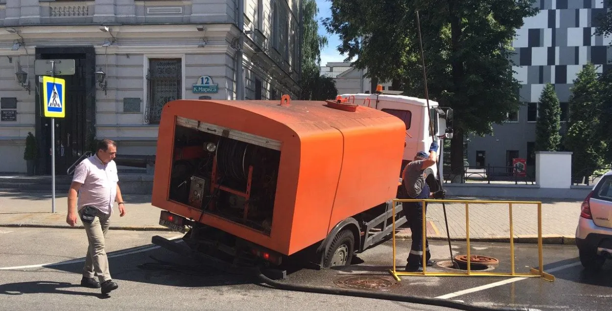 У цэнтры Мінска грузавік камунальнікаў праваліўся ў асфальт