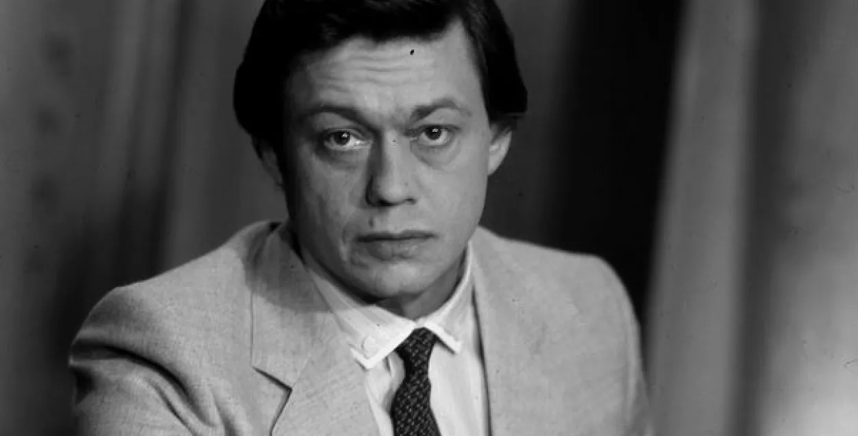 Актер исполнил главную роль в фильме "Белые росы", который снимался в Беларуси.