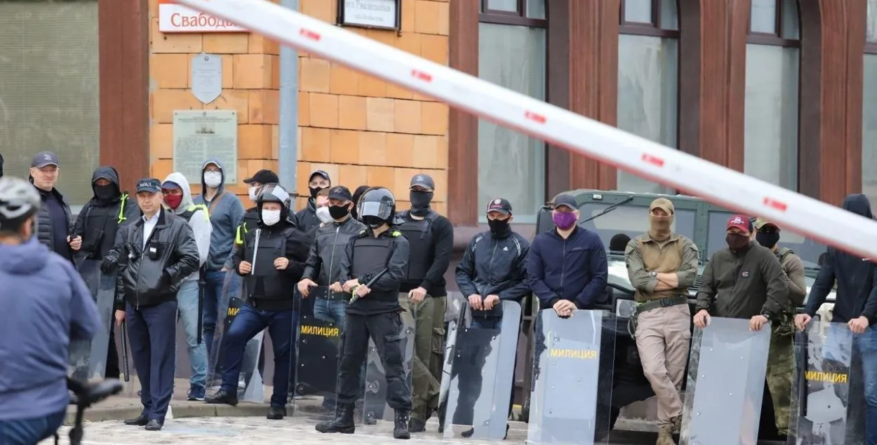 Так выглядят люди, которые задерживали протестующих в Минске / Еврорадио
