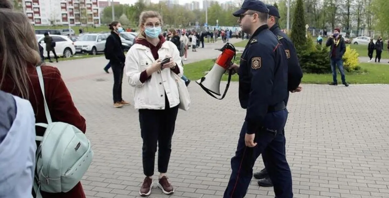 Любоў Каспяровіч затрымалі каля суда, дзе праходзіў працэс па "справе студэнтаў" / TUT.BY
