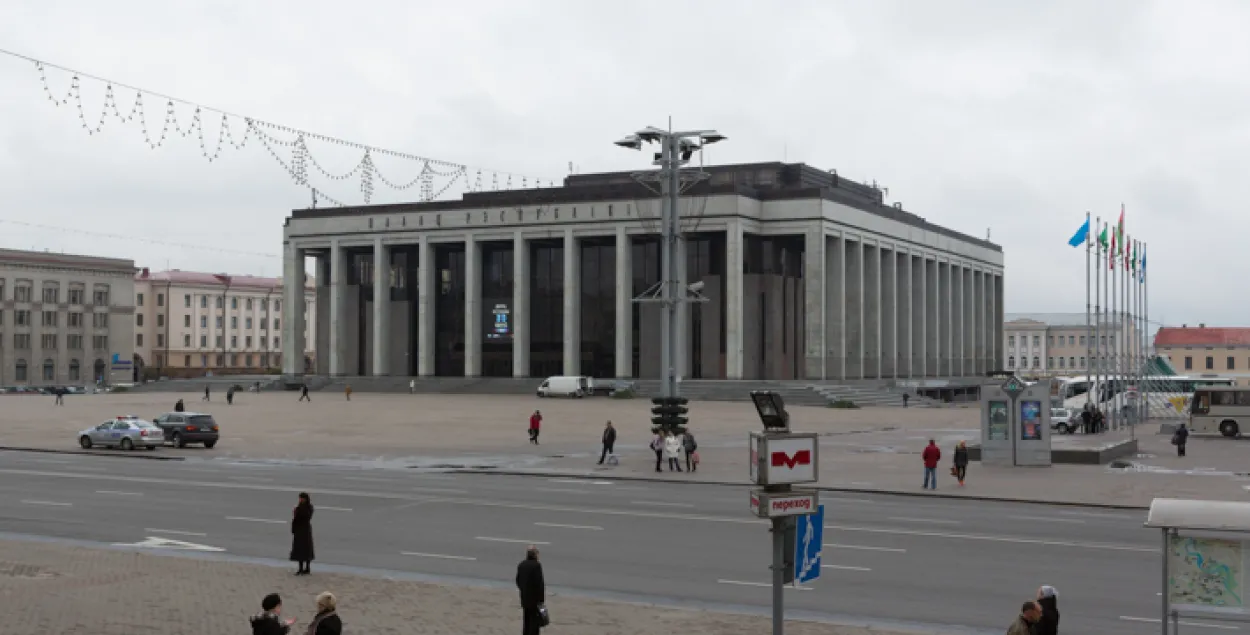 Мужчына парэзаў сабе горла на Кастрычніцкай плошчы ў Мінску