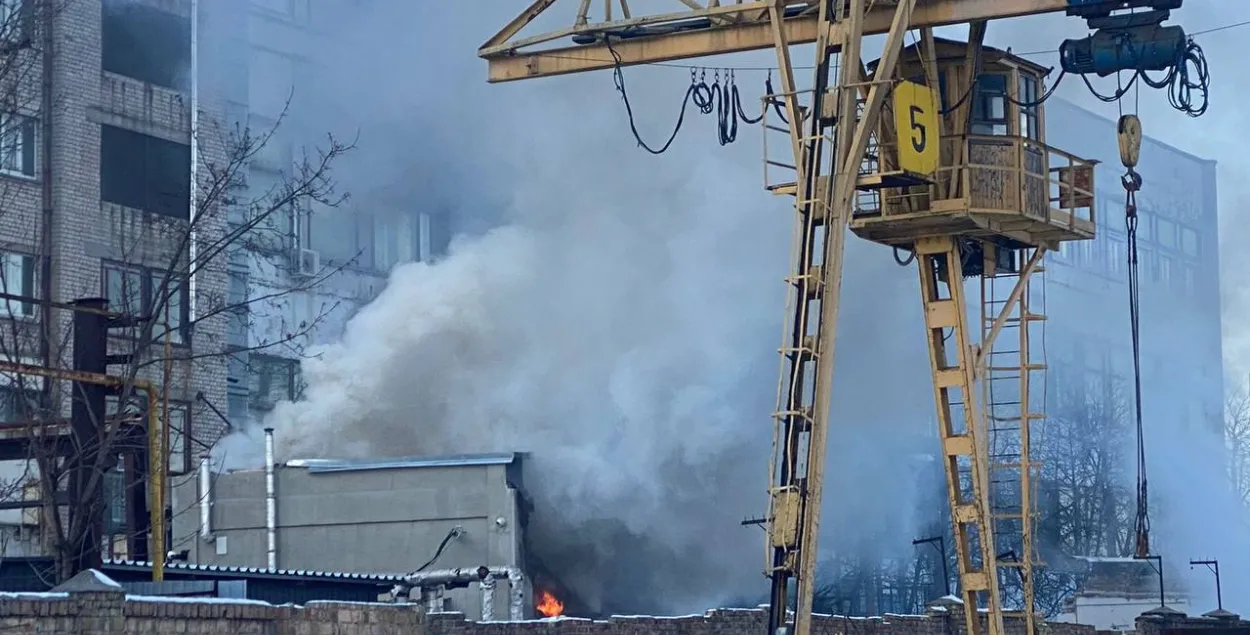 Во время вчерашнего обстрела Киева российская ракета попала в склад бывшего завода, погибли люди /&nbsp;@kievreal1
