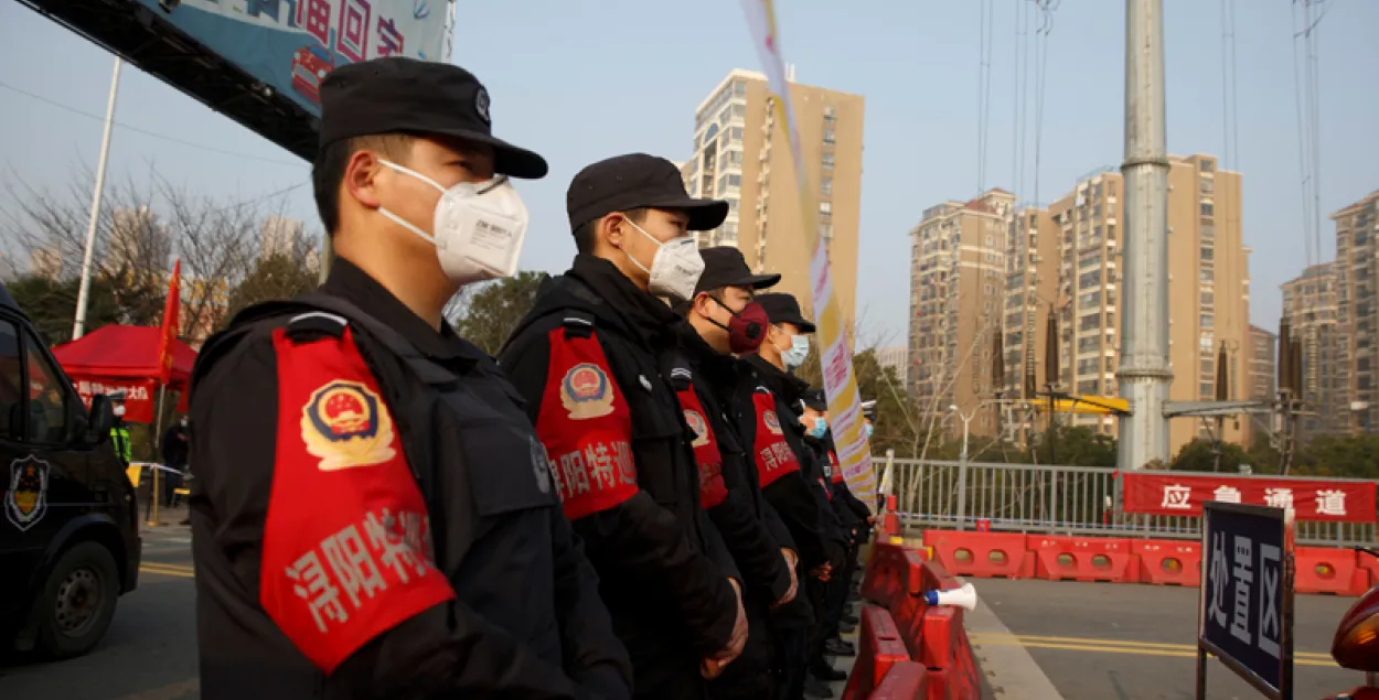 Полицейские на контрольно-пропускном пункте на мосту через реку Янцзы / Reuters