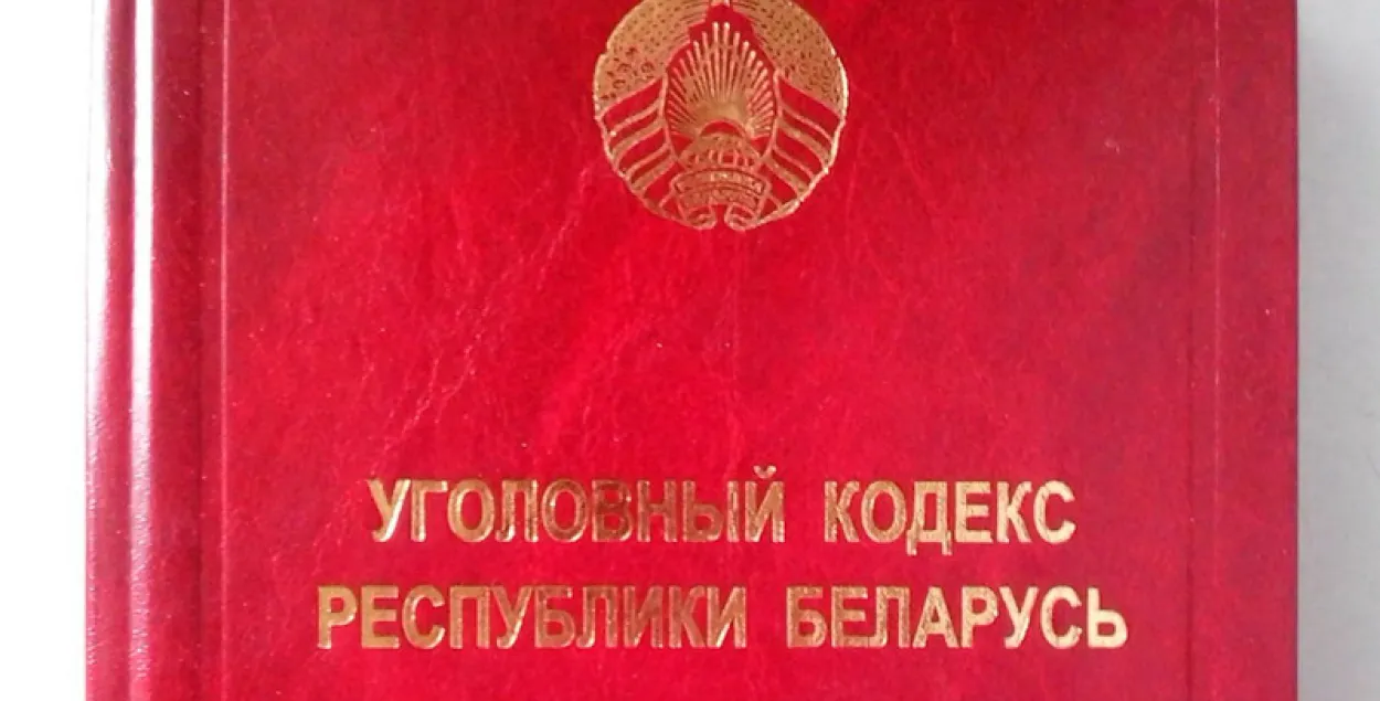 Зламыснік разабраў сценку гандлёвага павільёна і скраў вопраткі на 1000 долараў