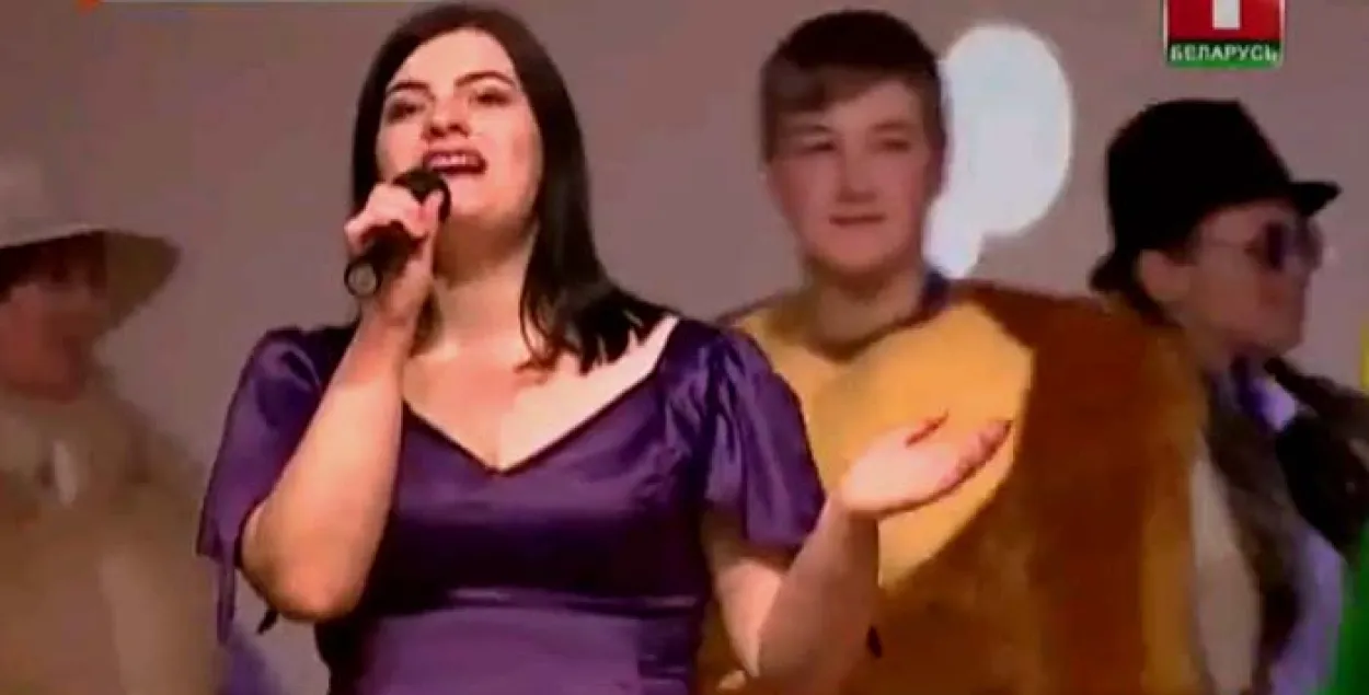 Відэа, як Мікалай Лукашэнка прывёз малако і малочныя прадукты пенсіянерам